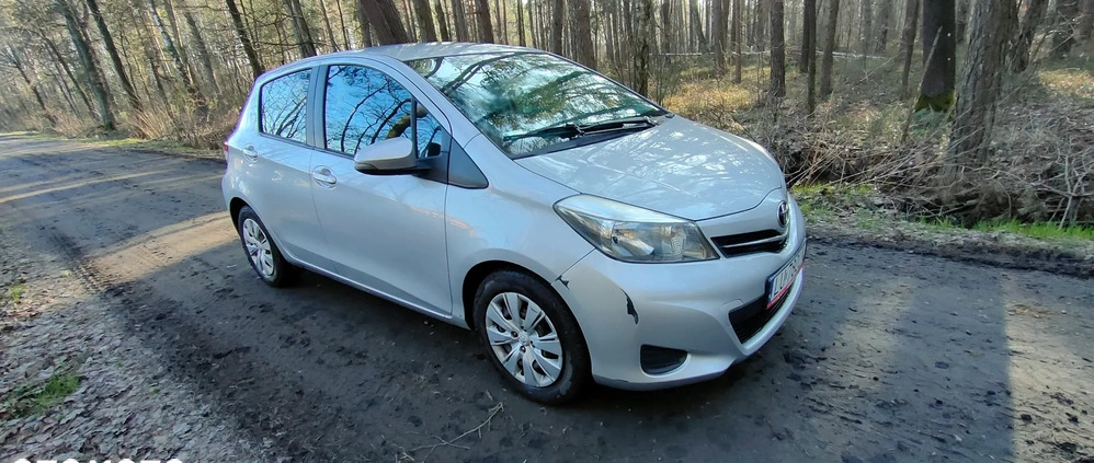 Toyota Yaris cena 35000 przebieg: 103000, rok produkcji 2013 z Pińczów małe 232